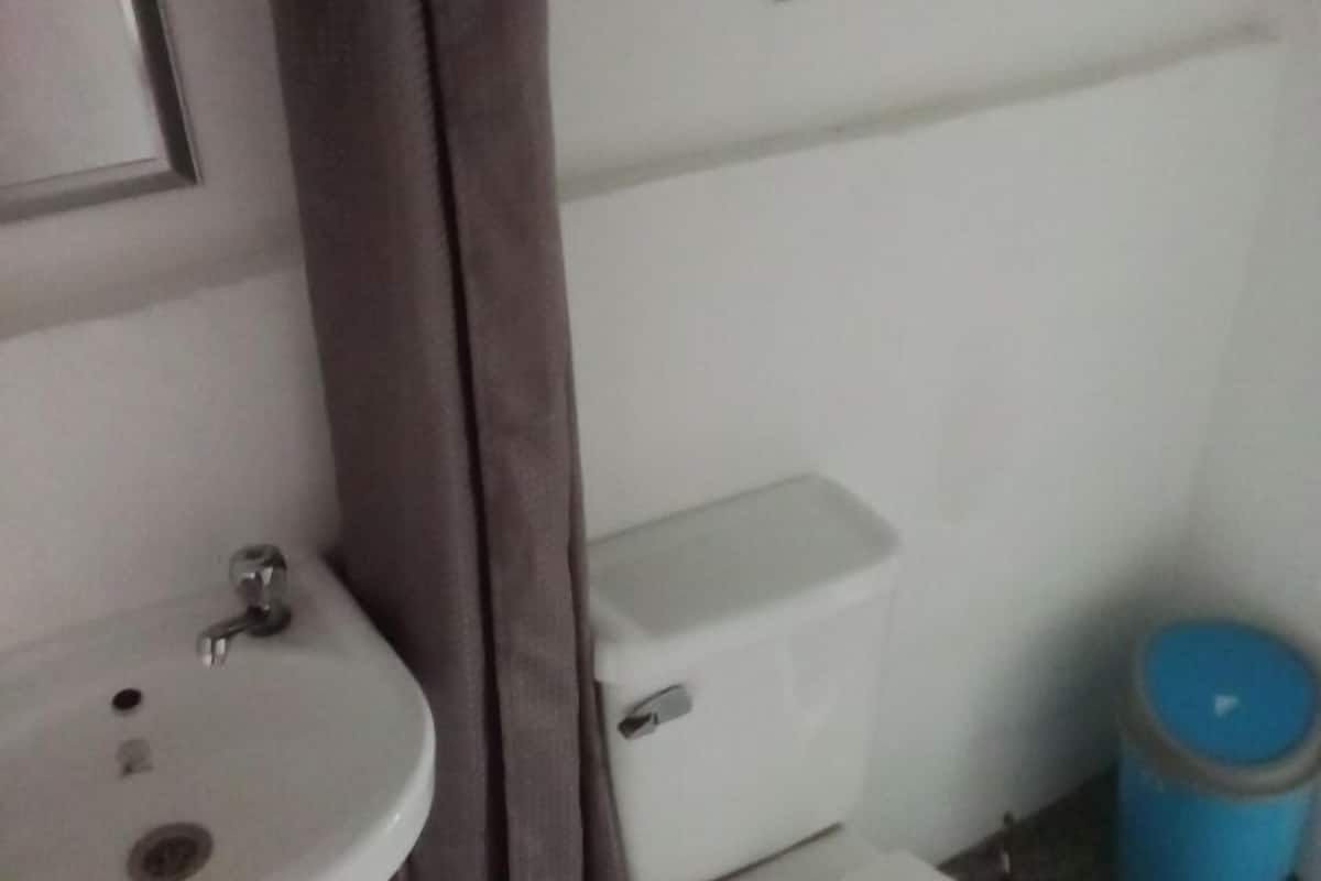 Standard Villa | Banyo | Duş, havlu, tuvalet kâğıdı