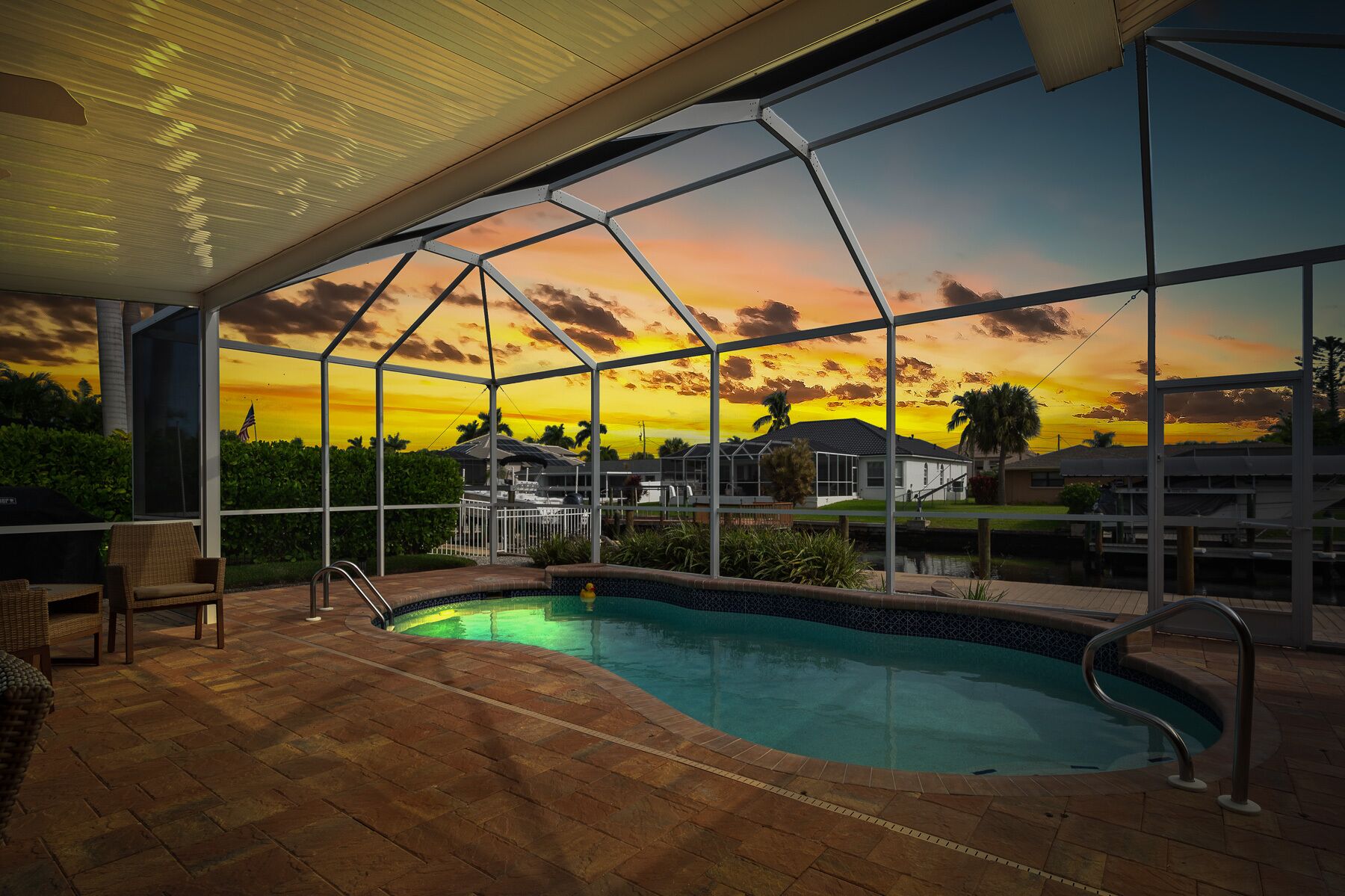Away From Home: Heated Pool and Kayaks for a Relaxing Getaway!