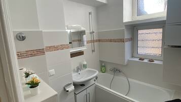 Haartrockner, Handtücher, Seife, Shampoo