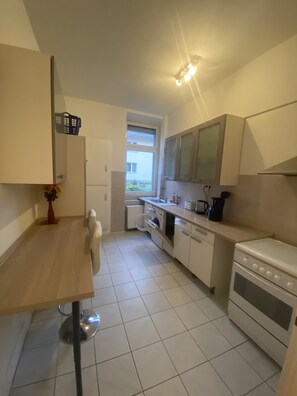 Refrigerador, microondas, placa de cocina, lavavajillas