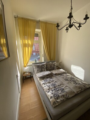 2 habitaciones, tabla de planchar con plancha, cuna de viaje y wifi 