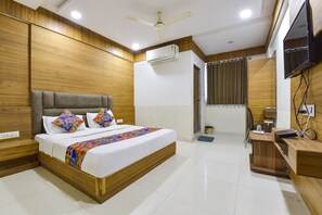 Egyptian cotton sheets, premium bedding, in-room safe, free WiFi - Fabhotel Maan Palace (Ahmedabad)