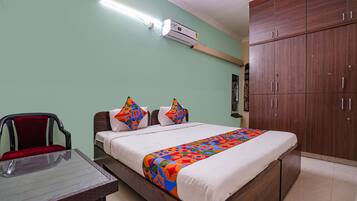 Egyptian cotton sheets, premium bedding, in-room safe, free WiFi