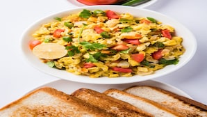 Un bol d’œufs brouillés avec des légumes et des toasts.