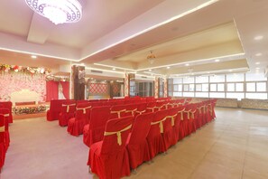 Banquet hall - Fabhotel Swarn Banquet (Varanasi)