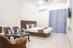 Family Room | Egyptian cotton sheets, premium bedding, in-room safe, free WiFi - Fabhotel Om Sai (Nashik)