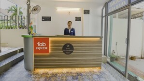 En reception med et skilt for 'Fab Express' og 'Benz Destination'.