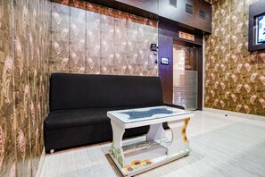 Lobby sitting area - Fabexpress Abad Inn (Mumbai)