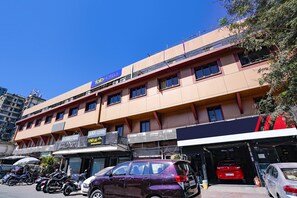 Parking - Fabhotel Anam International (Mumbai)
