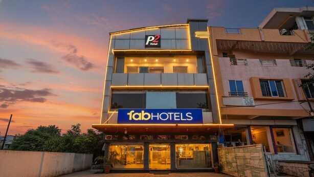 Et hotel med flere etager, et tydeligt 'fabHOTELS' skilt, et 'P2 Hotel' skilt ovenover og et moderne arkitektonisk design.