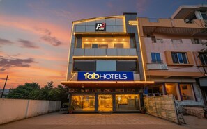 Un hôtel à plusieurs étages, reconnaissable à son grand panneau « fabHOTELS », à l’enseigne « P2 Hotel » qui se trouve juste au-dessus, et à son architecture moderne.