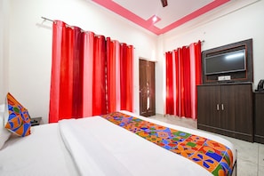Egyptian cotton sheets, premium bedding, in-room safe, free WiFi - Fabhotel Kempty Lake Resort (Dhanaulti)
