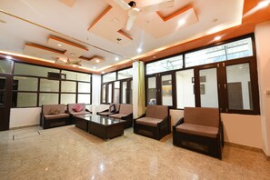 Lobby sitting area - Fabhotel Kempty Lake Resort (Dhanaulti)