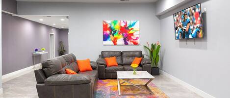 تلفزيون ذكي بحجم 41-بوصة يعرض قنوات تلفزيونية باشتراك مدفوع