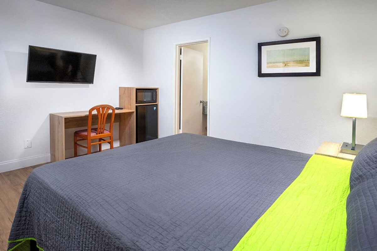 Basic Room, 1 Twin Bed | Blackout drapes, iron/ironing board, WiFi (free), bed sheets