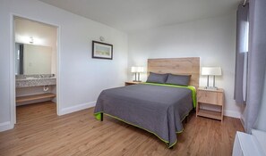 Màn/rèm cản sáng, bàn ủi/dụng cụ ủi quần áo 