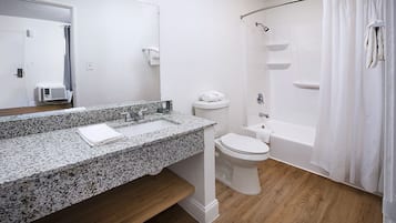 Comfort Room, 1 King Bed | Blackout curtains, iron/ironing board, free WiFi, bed sheets