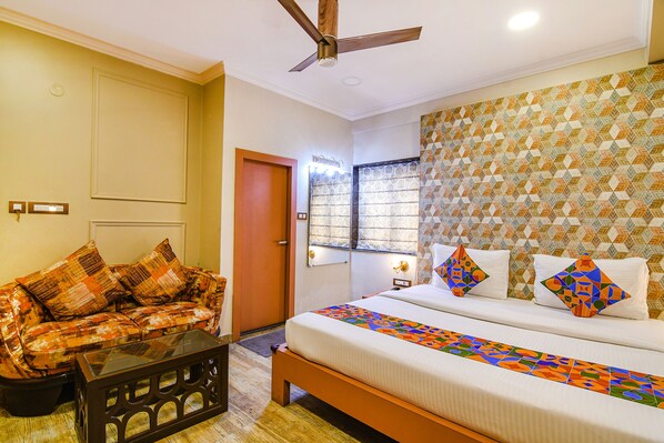 ملاءات من القطن المصري وأغطية فراش متميزة وخزنة داخل الغرفة