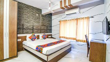 Egyptian cotton sheets, premium bedding, in-room safe, free WiFi