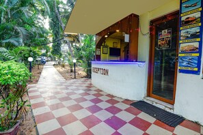 A reception area with a checkered floor, a reception desk, and a door with a window. - Via Jesant Valley Resort - Nr. Candolim Beach (Candolim)