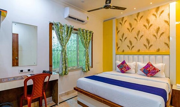 Deluxe Room | Egyptian cotton sheets, premium bedding, in-room safe, free WiFi - Fabexpress Golden Palace (Kolkata)
