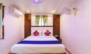 Shower, rainfall showerhead, free toiletries, towels - Fabexpress Golden Palace (Kolkata)