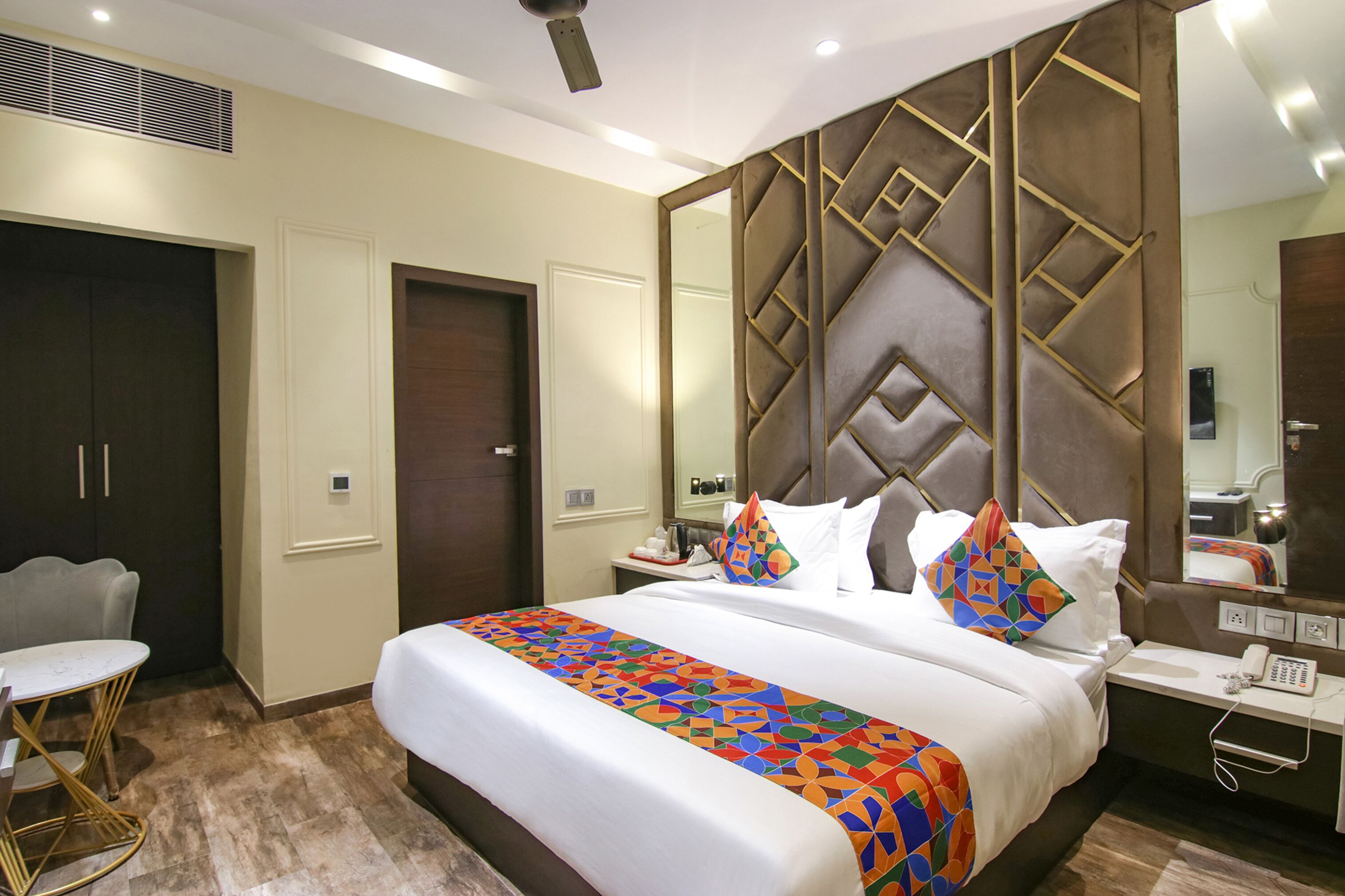 尊荣客房 | 埃及棉床单、高档床上用品、客房内保险箱、免费 WiFi