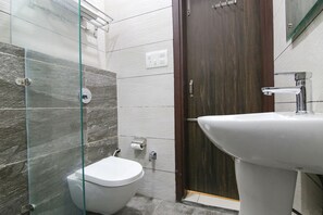 Dusche, Regendusche, kostenlose Toilettenartikel, Handtücher