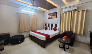 Premium Room | Egyptian cotton sheets, premium bedding, in-room safe, free WiFi - Panchami Comforts (Bengaluru)