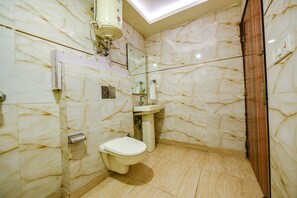 Deluxe Room | Bathroom | Shower, rainfall showerhead, free toiletries, towels - Fabexpress Seven Heaven (New Delhi)