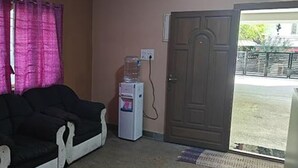 Lobby sitting area - Fabexpress Aathira Inn (Chennai)