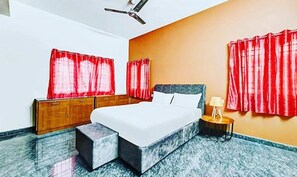 Egyptian cotton sheets, premium bedding, in-room safe, free WiFi - Fabexpress Aathira Inn (Chennai)