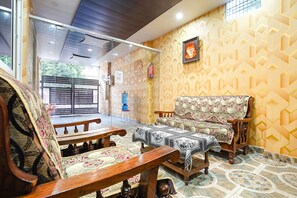 Lobby sitting area - Fabhotel Sk Residency (Varanasi)