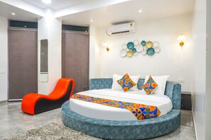 Egyptian cotton sheets, premium bedding, in-room safe, free WiFi