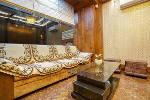 Lobby sitting area - Fabhotel Siddhant (Varanasi)