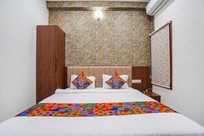 Deluxe Room | Egyptian cotton sheets, premium bedding, in-room safe, free WiFi - Fabhotel Siddhant (Varanasi)