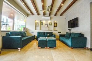 Lobby sitting area - FabHotel Prime PAS Resorts (Panaji)