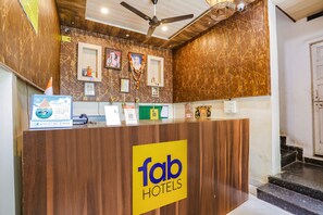 Reception - Fabexpress Girija Inn (Nagpur)