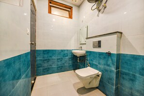 Habitación Deluxe | Baño | Regadera, regadera tipo lluvia, amenidades de baño gratuitas, toallas 