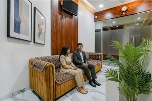 Lobby sitting area - Fabhotel New 7 Star (Navi Mumbai)