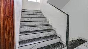 ملاءات من القطن المصري وأغطية فراش متميزة وخزنة داخل الغرفة