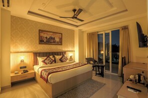 Egyptian cotton sheets, premium bedding, in-room safe, free WiFi - FabHotel Green Lotus Luxe (Gurugram)