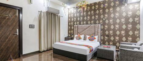 Egyptian cotton sheets, premium bedding, in-room safe, free WiFi