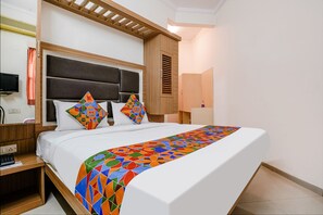 Egyptian cotton sheets, premium bedding, free WiFi, bed sheets - Fabexpress Shanti Inn (Nashik)