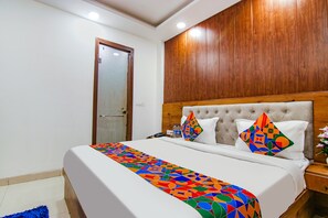 Egyptian cotton sheets, premium bedding, in-room safe, free WiFi - Fabhotel The Glory I (New Delhi)