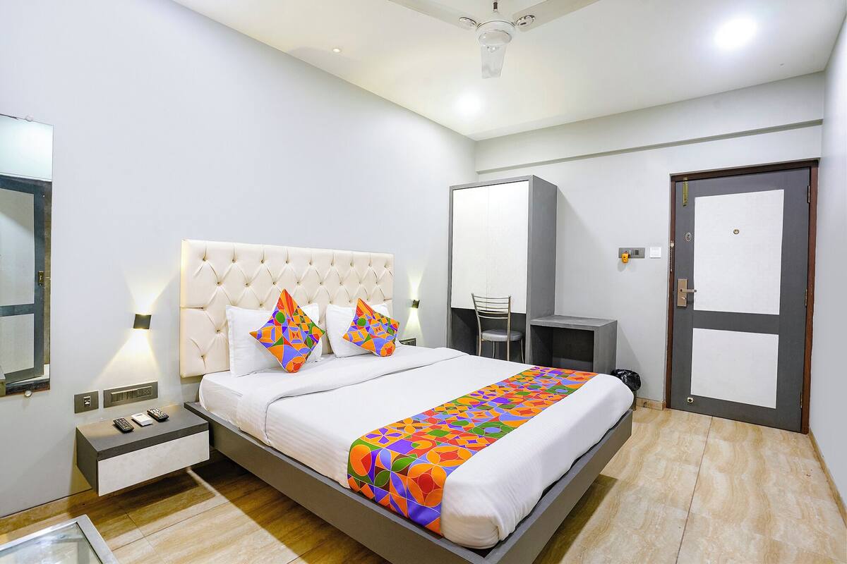 Deluxe Room | Egyptian cotton sheets, premium bedding, in-room safe, WiFi (free)