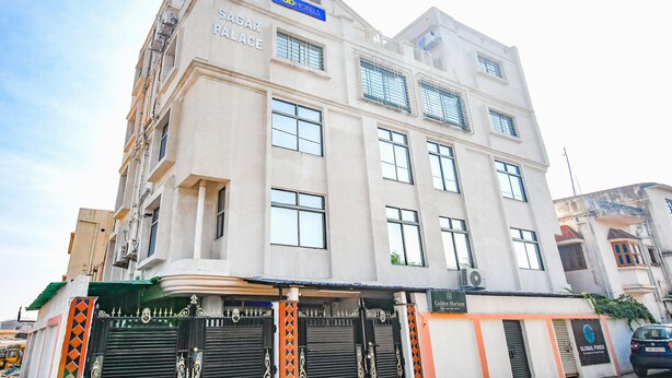 A multi-story building with a sign for 'Sagar Palace' and 'Tob Hotels'. - Fabhotel Golden Horizon (Ranchi)
