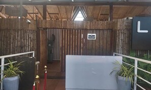 A room with a large whiteboard, a wooden slatted wall, and a sign on the wall. - Fabhotel Levels By The Sea (Vagator)
