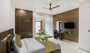 Suite | Egyptian cotton sheets, premium bedding, in-room safe, free WiFi - Fabhotel 19 West (New Delhi)