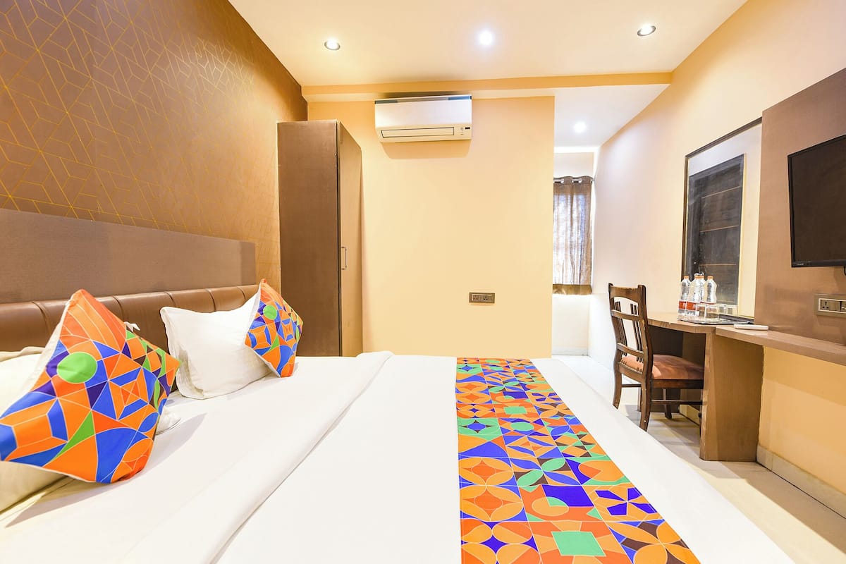 Egyptian cotton sheets, premium bedding, in-room safe, free WiFi